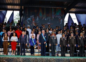 El Gobernador Luis Caldera encabeza el Acto histórico del 5 de julio desde la vereda del lago ….
