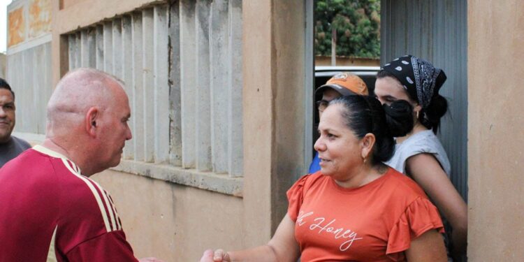 En visita casa a casa y tomas de esquinas, se afianza campaña de Di Martino