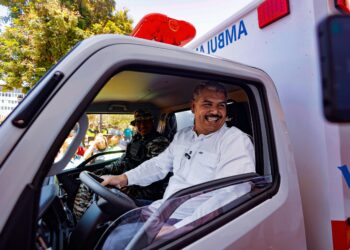 El Gobernador luis Caldera entrega 4.300 ayudas humanas y ambulancias para seis centros de salud del Zulia