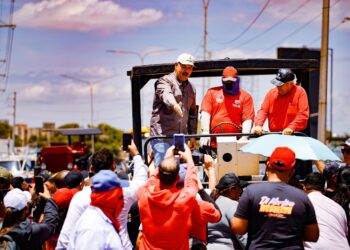 El Gobernador luis Caldera marca inicio del asfaltado en la avenida Guajira y del tramo vial Sinamaica-Paraguaipoa