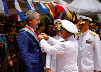 El Gobernador luis Caldera y FANB rinden honores a Bolívar y a héroes de la Batalla Naval del Lago