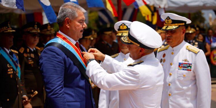 El Gobernador luis Caldera y FANB rinden honores a Bolívar y a héroes de la Batalla Naval del Lago