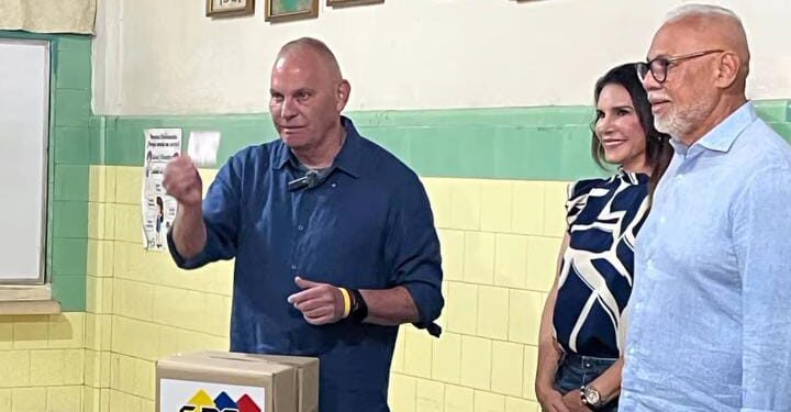 EL CANDIDATO A LA ALCALDIA DE MARACAIBO GIAN CARLO DI MARTINO EJERCIO SU DERECHO AL VOTO…..