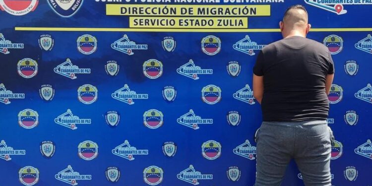 LA PNB CAPTURA. A UN SUJETO EN EL PUENTE SOBRE EL LAGO POR PRESUNTAMENTE ESTAR SOLICITADO