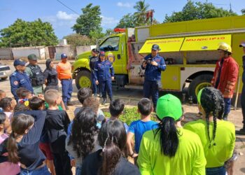 Cuerpo de Bomberos del municipio Miranda imparte taller a comunidad de La Salina