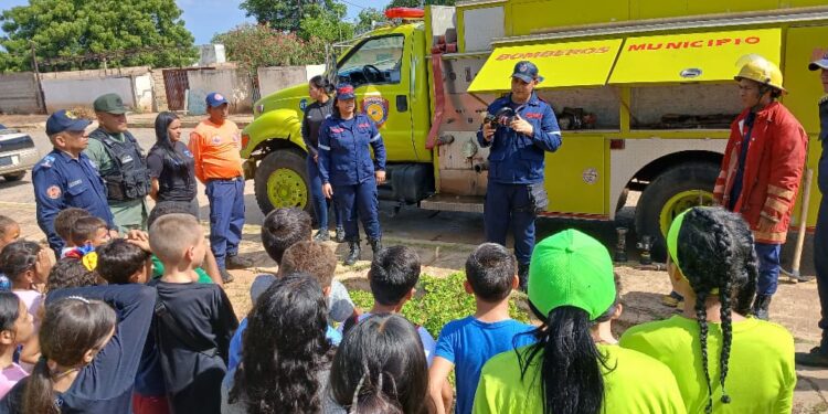 Cuerpo de Bomberos del municipio Miranda imparte taller a comunidad de La Salina