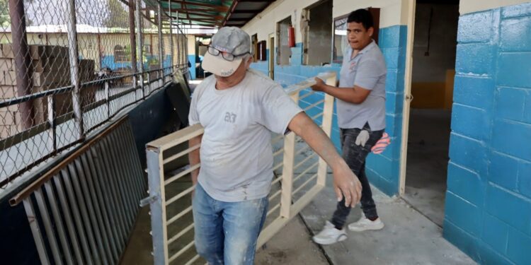 Alcalde Héctor Soto apoyará a las Bricomiles para continuar restaurando escuelas en San Francisco