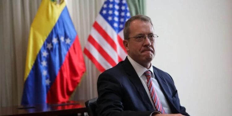 El ex embajador de EEUU para Venezuela James Story descartó una invasión militar y aseguró que Trump no sacará a Maduro del poder……