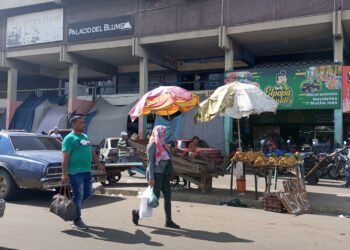 SIN LEY LOS COMERCIANTES DEL CENTRO DE MARACAIBO COBRAN EL $ A 180 Y 190bs