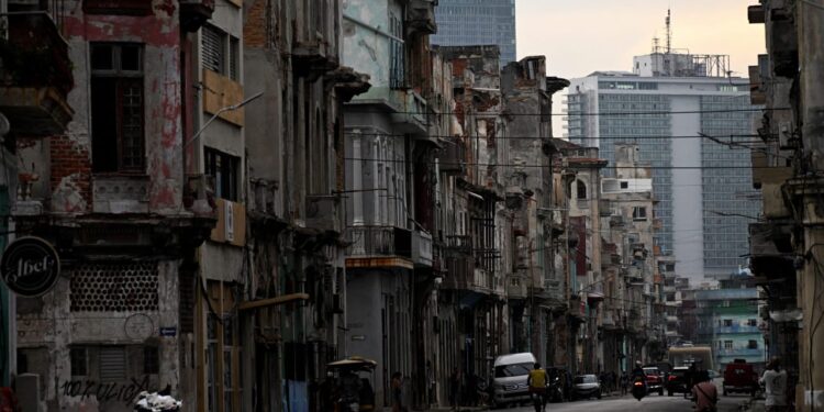 Cuba restableció el servicio eléctrico tras apagón total de casi 24 horas