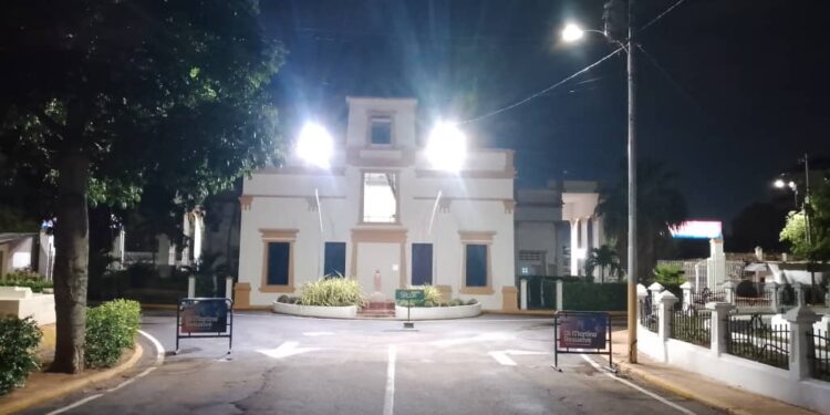 Cementerio Corazón de Jesús limpio e iluminado