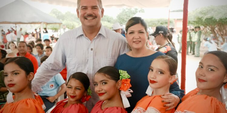 El Gobernador Luis Caldera acompaño al inicio del año escolar con una matrícula de más de 660 mil estudiantes