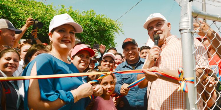 El Gobernador entrega obras de salud y educación e inicia plan de vialidad en el municipio Lossada