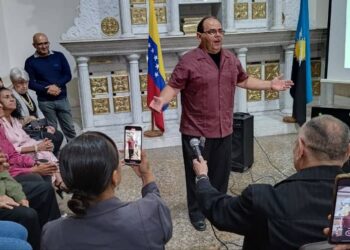 Realizan conversatorio sobre Felipe Pirela a 13 años de su inhumación en el Panteón del Zulia