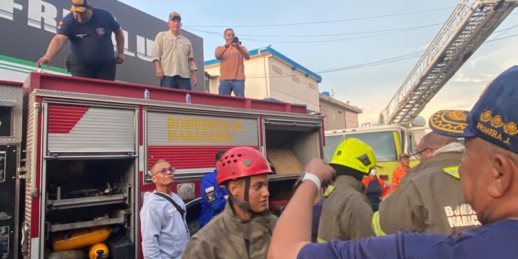 400 funcionarios actuaron para controlar incendio en Mercado Las Playitas
