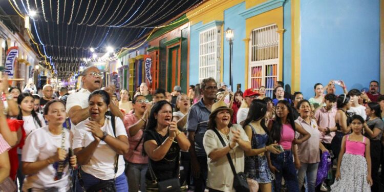 Alegría, colorido, música y diversión en la retreta de la Calle Carabobo
