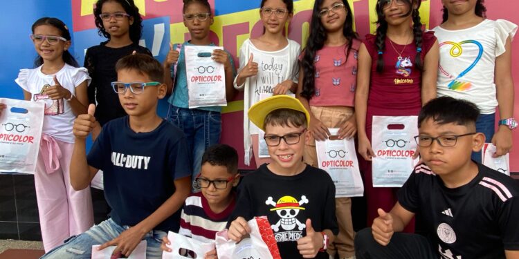 Alcaldía de Maracaibo entregó 21 lentes correctivos a niños y niñas en edad escolar