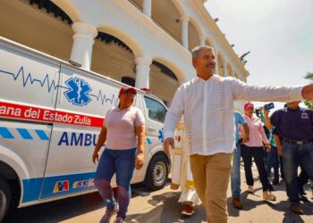 El Gobernador luis Caldera entrega siete ambulancias para sumar 35 dotadas en el Zulia en tres meses de gestión