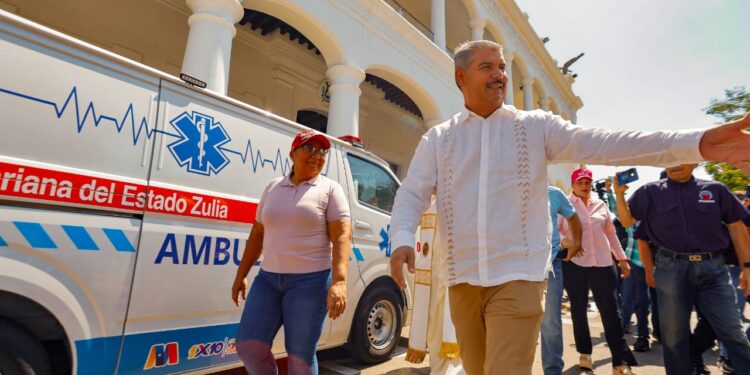 El Gobernador luis Caldera entrega siete ambulancias para sumar 35 dotadas en el Zulia en tres meses de gestión