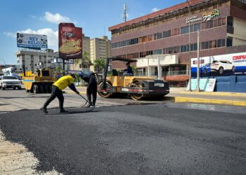 Avanza rehabilitación de la avenida Las Delicias tras instalación de 950 toneladas de asfalto