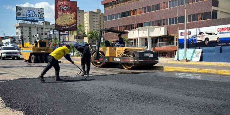 Avanza rehabilitación de la avenida Las Delicias tras instalación de 950 toneladas de asfalto