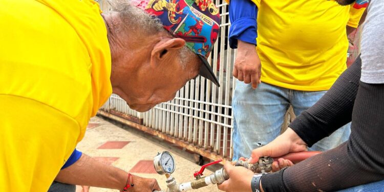 Reactivan servicio de gas en el barrio Cumbres Los Pinos de la parroquia Manuel Dagnino
