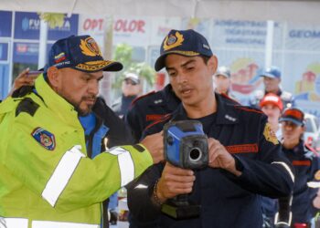 Alcalde Héctor Soto dotó de nuevos equipos a Bomberos de San Francisco y Polisur