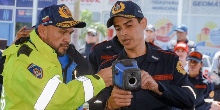 Alcalde Héctor Soto dotó de nuevos equipos a Bomberos de San Francisco y Polisur