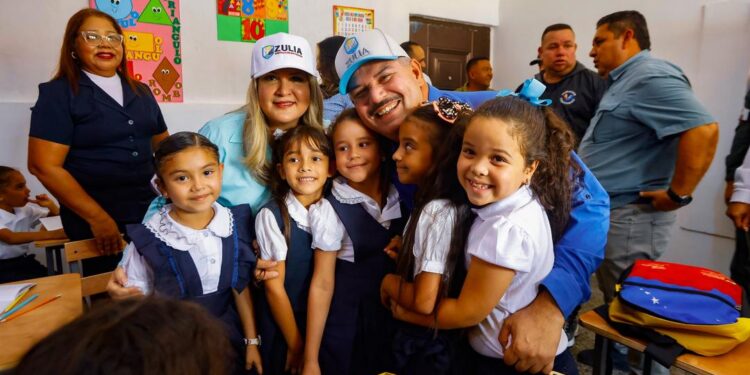 Entrega de escuela y anuncio de primeras 40 casas para afectados por sismo sellan gira del gobernador Caldera en Baralt