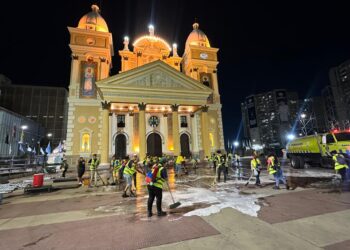 Más 60 de hombres y mujeres del barrido manual de la Alcaldía de Maracaibo limpiaron la plazoleta de la Basílica para la Bajada de la Virgen