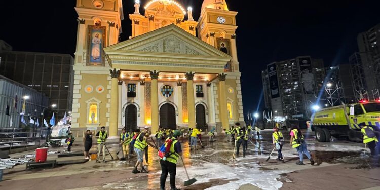 Más 60 de hombres y mujeres del barrido manual de la Alcaldía de Maracaibo limpiaron la plazoleta de la Basílica para la Bajada de la Virgen