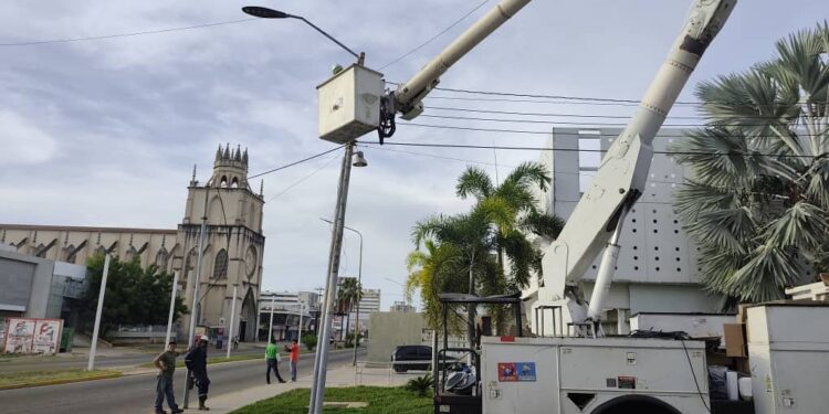 Alcaldía de Maracaibo optimiza alumbrado público de la avenida Bella Vista