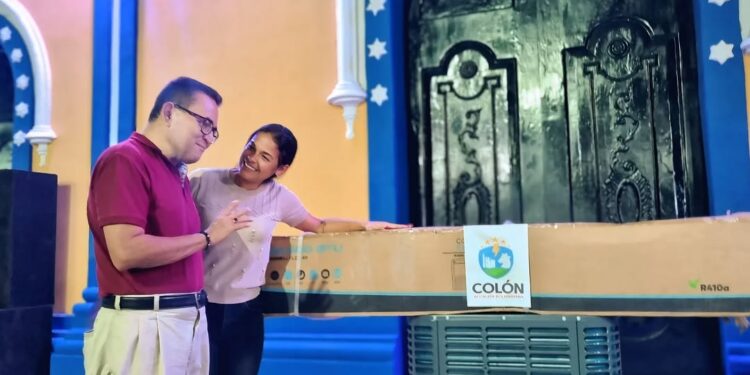 Entregan aires acondicionados a Concatedral San Carlos Borromeo en el municipio Colón
