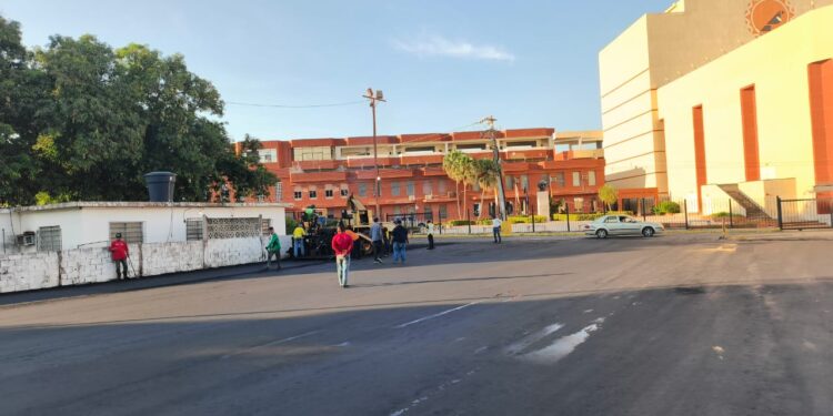 Con 453 toneladas de asfalto la Alcaldía de Maracaibo rehabilitó estacionamiento del Teatro Niños Cantores