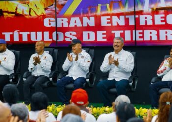 330 familias reciben sus títulos de tierra urbana en acto encabezado por el ministro Paredes y el gobernador Caldera