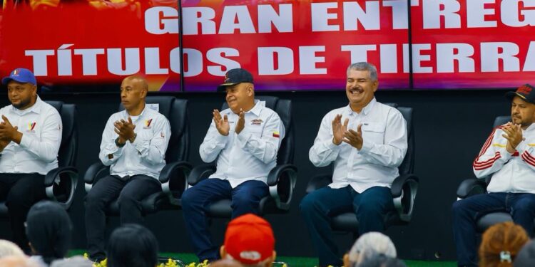 330 familias reciben sus títulos de tierra urbana en acto encabezado por el ministro Paredes y el gobernador Caldera