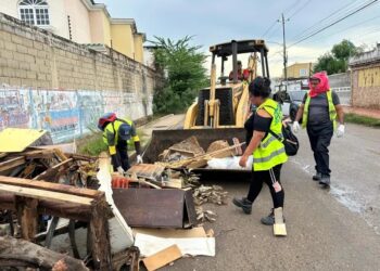 Más de 40 familias del Barrio El Mamón B2 se beneficiaron con la Operación ¡Saca tu cachivache!