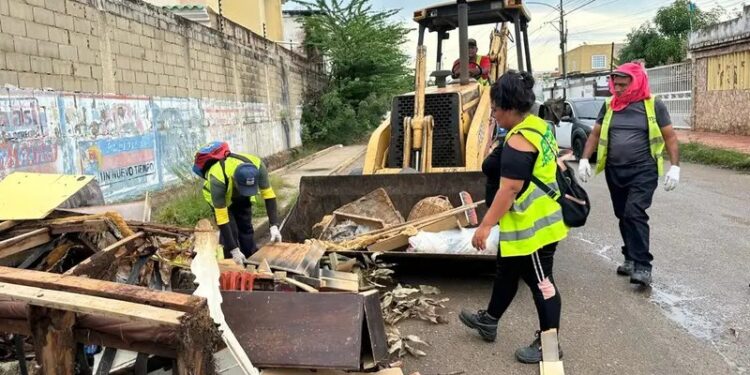 Más de 40 familias del Barrio El Mamón B2 se beneficiaron con la Operación ¡Saca tu cachivache!