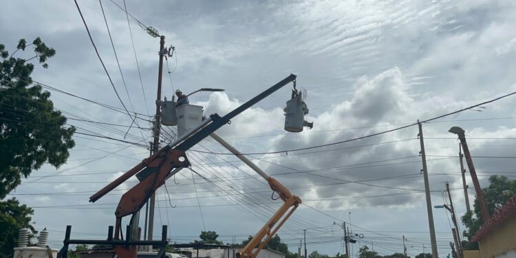 Refuerzan servicio eléctrico con instalación de transformadores en Zulia a través de la VenApp