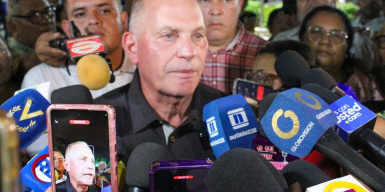 Alcalde Di Martino: denunció a empresa privada de autos por atentar contra estabilidad del SEN en 3 estados