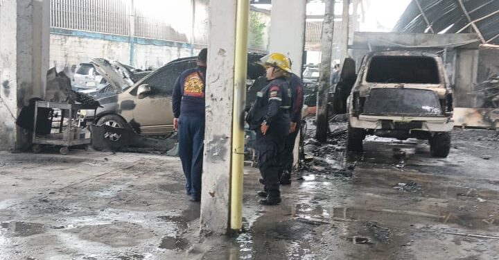 Bomberos de Maracaibo logró controlar en tiempo récord incendio en taller de pintura