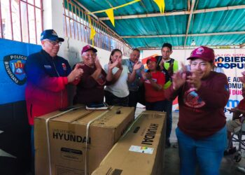 ¡Compromiso bolivariano con el poder popular organizado! Alcalde Di Martino entregó 5 toneladas de aire acondicionado a la Comuna “Las Fuerzas del Pueblo Soberano”