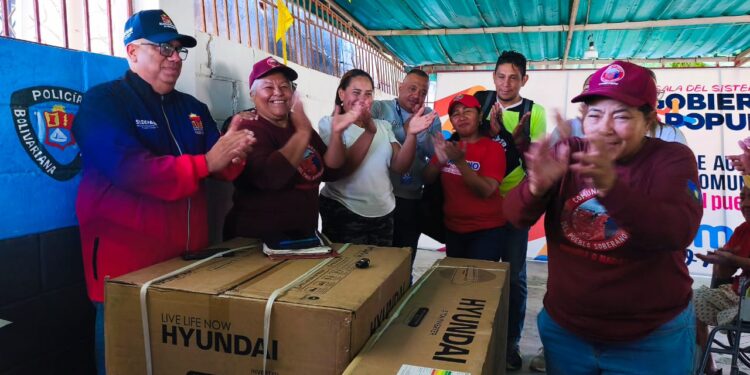 ¡Compromiso bolivariano con el poder popular organizado! Alcalde Di Martino entregó 5 toneladas de aire acondicionado a la Comuna “Las Fuerzas del Pueblo Soberano”