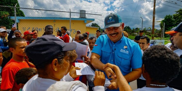 Uniformes y morrales para 4.800 estudiantes del municipio Sucre entrega el gobernador Caldera