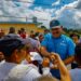 Uniformes y morrales para 4.800 estudiantes del municipio Sucre entrega el gobernador Caldera