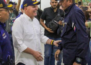 Alcalde Di Martino entregó 719 tarjetas con bono especial para funcionarios de Polimaracaibo
