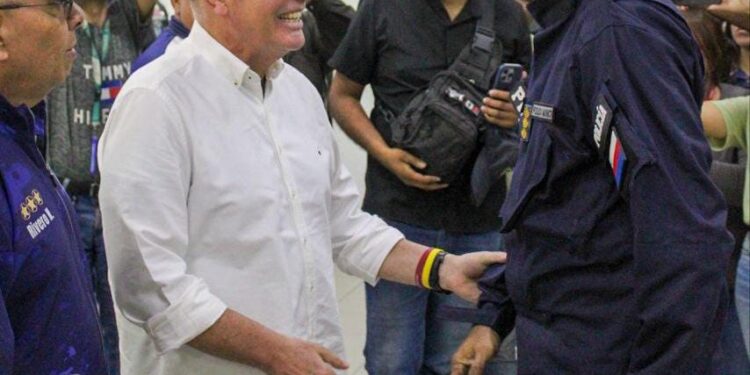 Alcalde Di Martino entregó 719 tarjetas con bono especial para funcionarios de Polimaracaibo