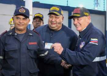 Alcalde Di Martino entregó tarjeta de bonificación a Bomberos de Maracaibo