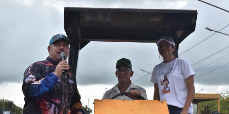 Asfaltado, alumbrado y transformadores lleva gobernador Caldera en gira por Sur del Lago