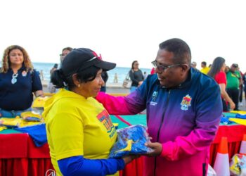 Alcaldía de Maracaibo entrega uniformes e implementos de trabajo a ambientalistas